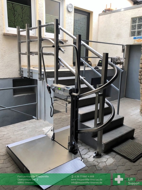 Stratos Plattformlift für Rollstuhlfahrer von Lehner Lifttechnik montiert in Jena 