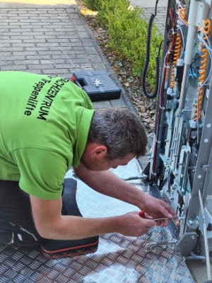 Mitarbeiter repariert Treppenlift für Rollstuhlfahrer - Lift Support